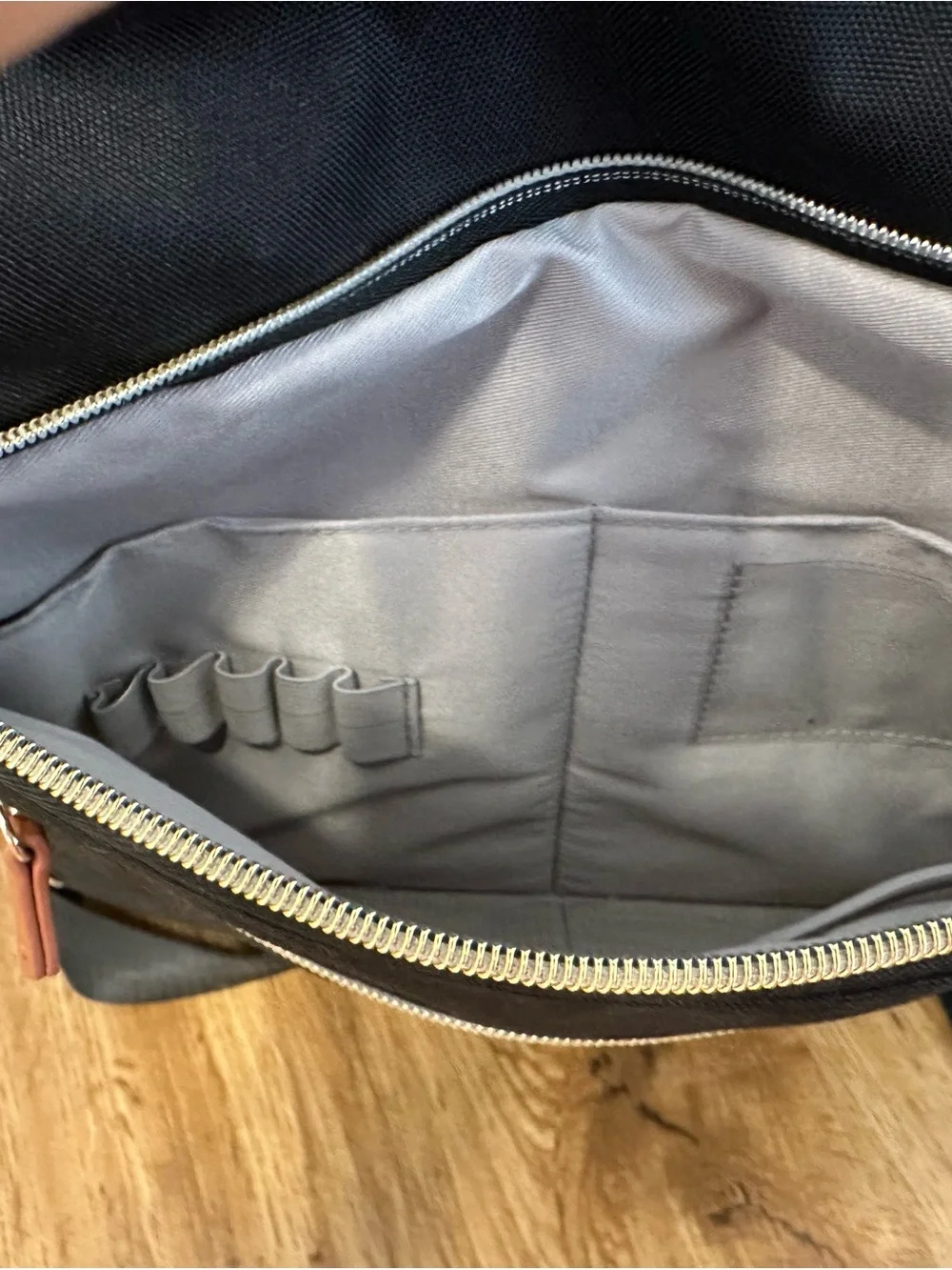 Maevn black canvas
